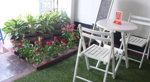Hello Guest House Бангкок Экстерьер фото
